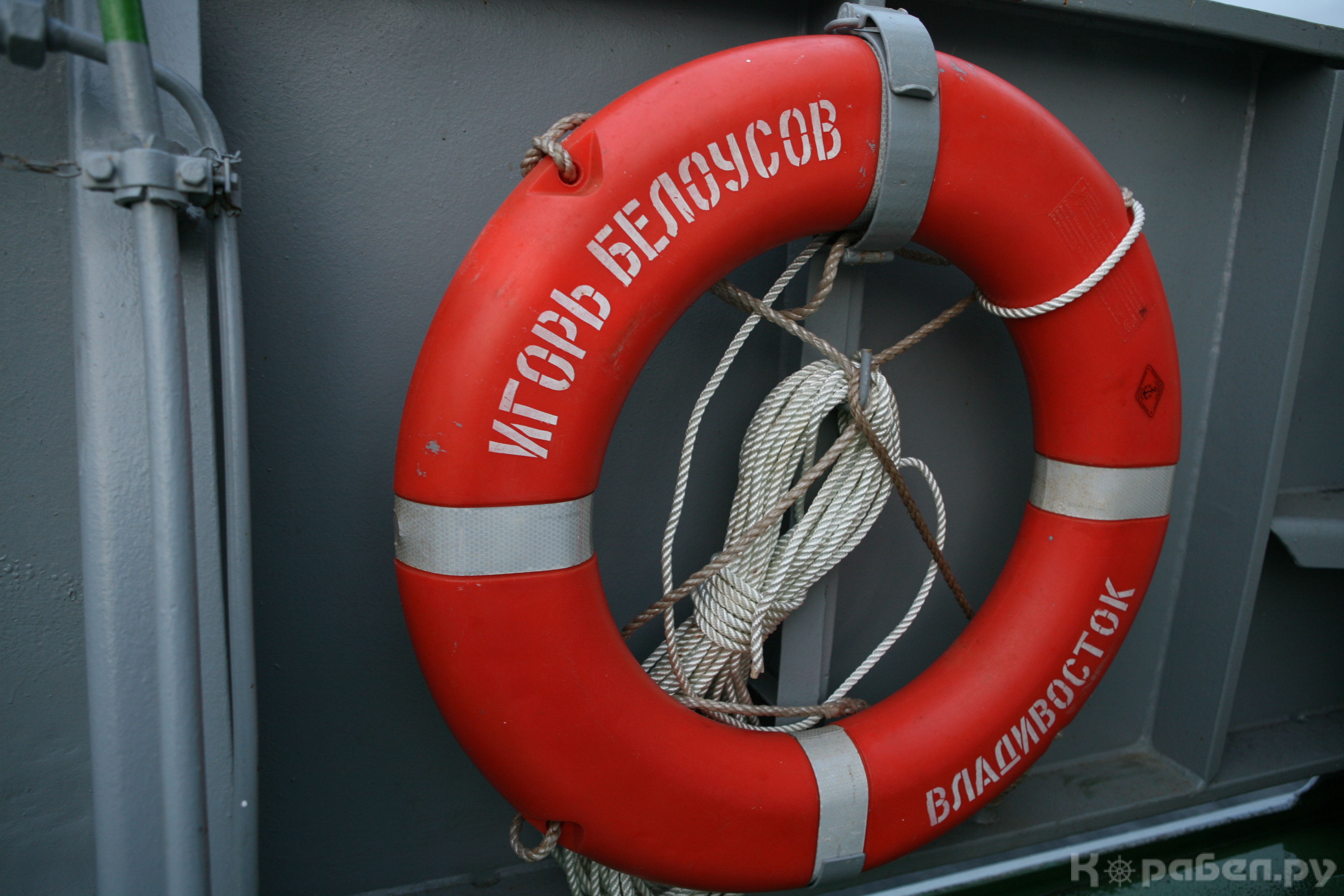 Церемония поднятия флага на спасательном судне "Игорь Белоусов"